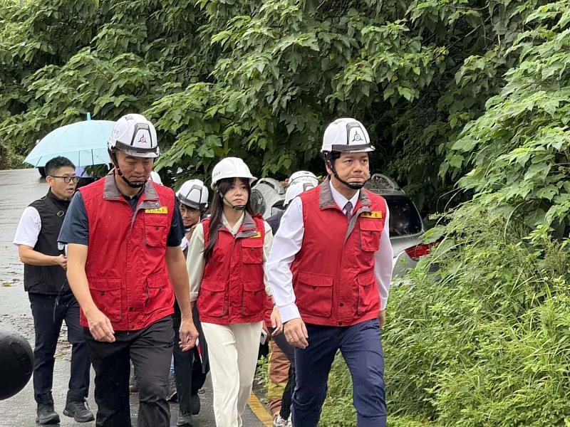 代理市長邱臣遠率隊前往元培街受災區勘察。