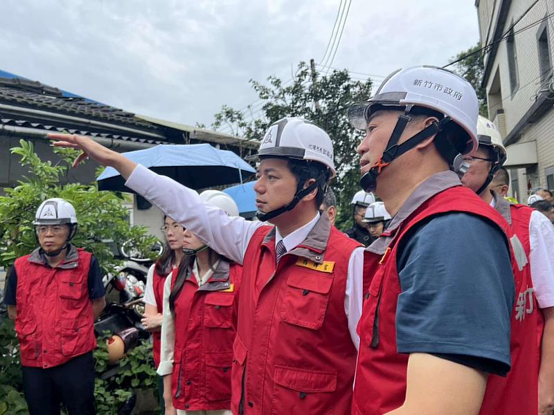 代理市長邱臣遠率隊前往元培街受災區勘察。