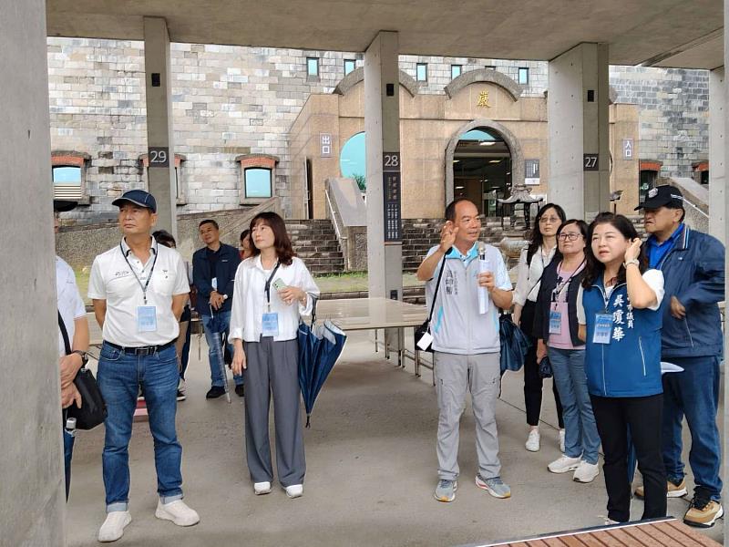 黃坤勝所長向貴賓說明清明掃墓便民服務措施