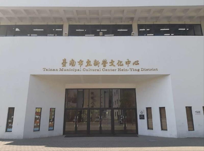 新營文化中心圖書館聚焦於強化樂齡與親子服務功能，改善資訊設備與空間品質，打造更具包容力的在地閱讀與藝文推廣據點。