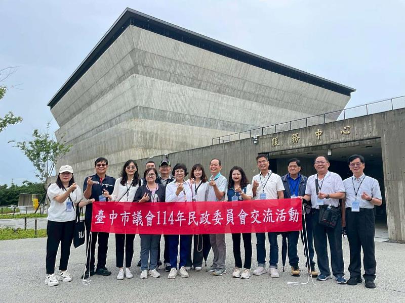 台中市府會参訪貴賓在永恆之丘前合影