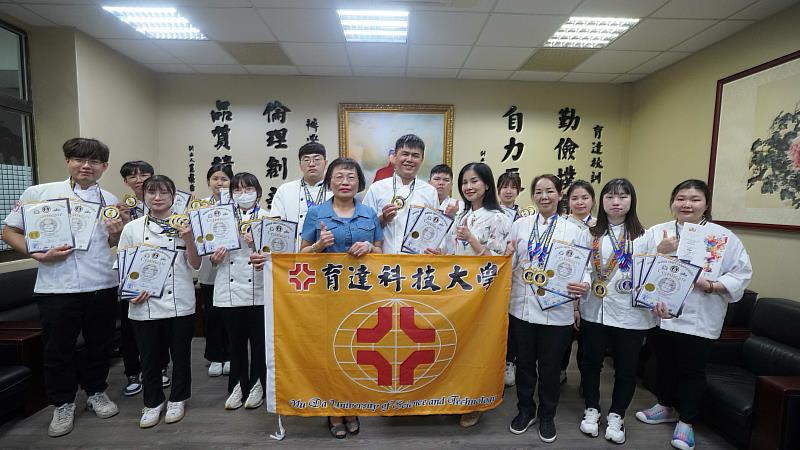 育達科技大學餐旅系參賽師生與吳菊校長合影