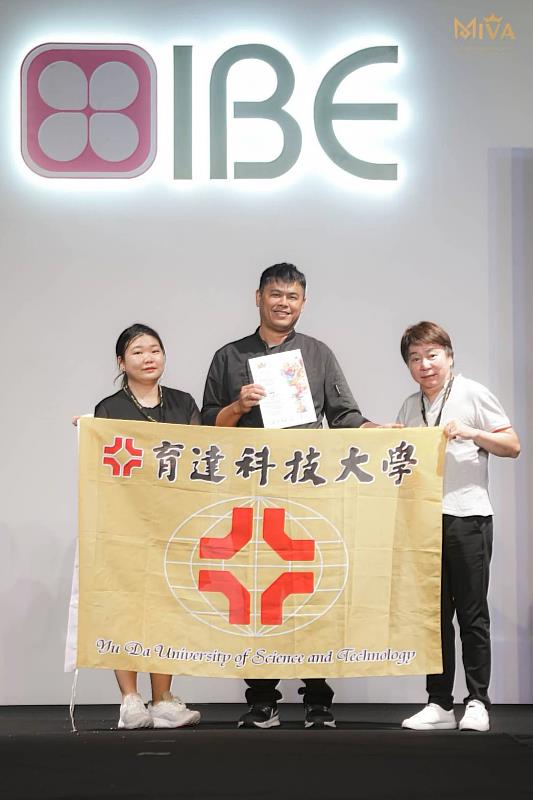 育達科大餐旅系彭金堂老師與蔡佩運同學合影