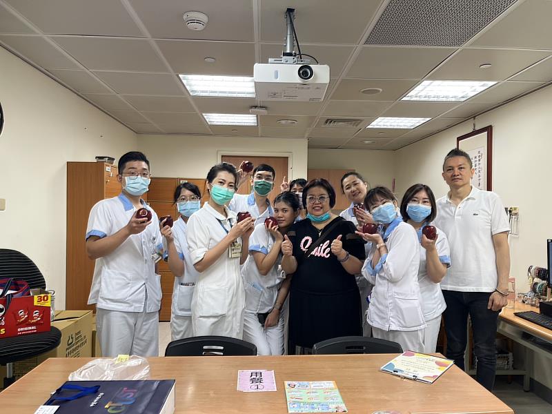 中臺科大後護系學生與臨床指導老師、班導師合影，手持象徵平安的蘋果，展現團隊凝聚力與感謝之情