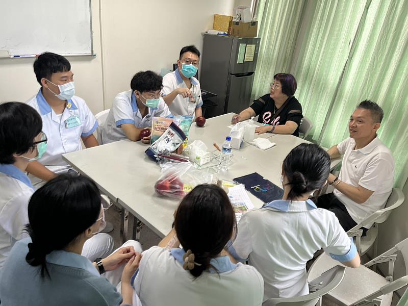班導師與同學進行座談交流，關心學生實習適應狀況與臨床學習成效