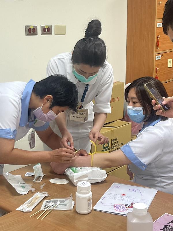 後護系學生在指導老師的帶領下進行實際操作演練，專注學習護理技術，力求每一步都符合理論與臨床標準