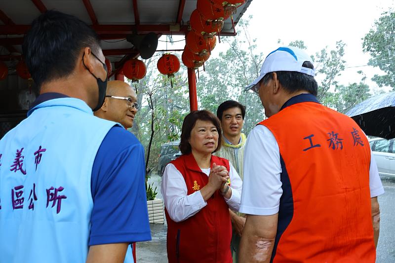 1 市長慰問基隆市政府前來協助的工務團隊1 市長感謝基隆市政府團隊協助