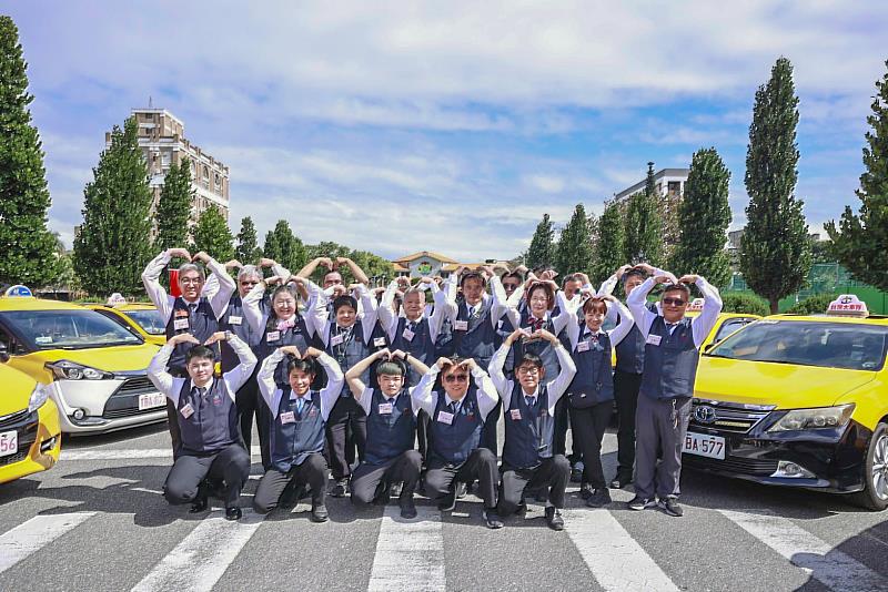 圖二_55688台灣大車隊已與包含雙北、桃園、新竹縣市、台中、彰化縣、南投、高雄、花蓮縣、台東等合作「敬老愛心計程車隊」，是全台社福合作區域最完整，服務最專業的計程車隊。