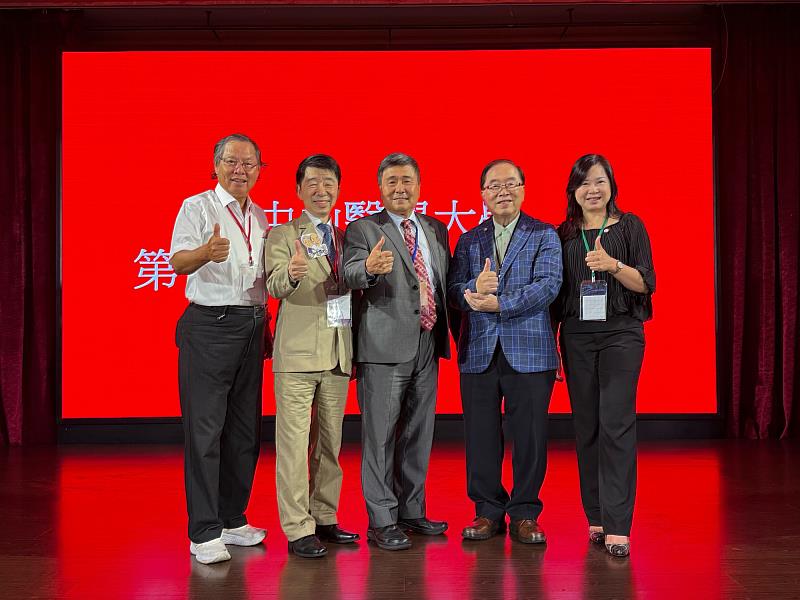 中山醫大校友總會歷任理事長陳長泰、吳定中、鄭英傑、何黎星與林佳憓齊聚交接典禮，展現薪火相傳的深厚情誼與世代傳承的期盼。