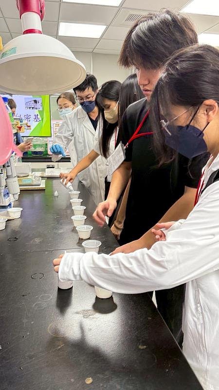 揭開嘉義縣食安大樓檢驗室神秘面紗 結合夏令營推廣食安知識