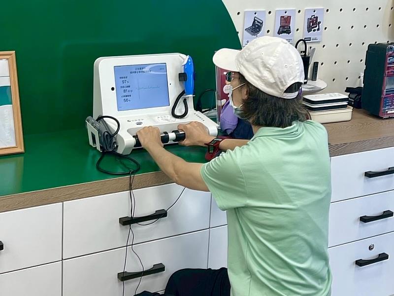 信義房屋內湖店健康小站提供社區住戶休憩時可以量量血壓、了解自己睡眠和壓力狀態。
