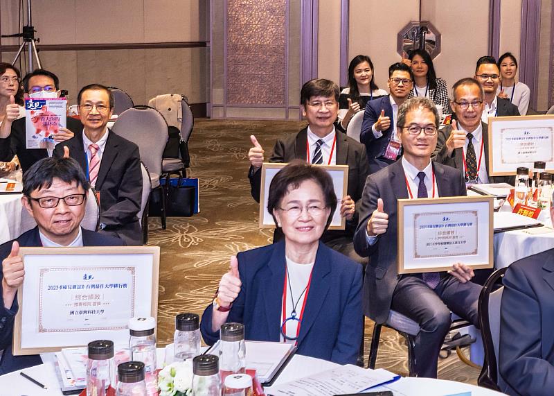 淡江大學學術副校長許輝煌(二排右1)與遠見發行人王力行、受獎大學代表合影。(圖/淡江大學提供)