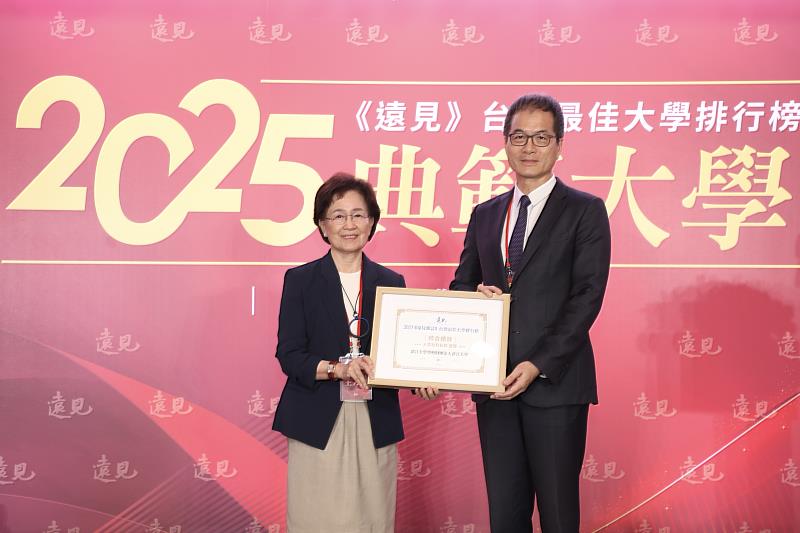 淡江大學學術副校長許輝煌（右）從遠見發行人王力行手中接下「人文社科私校首獎」。（圖／淡江大學提供）