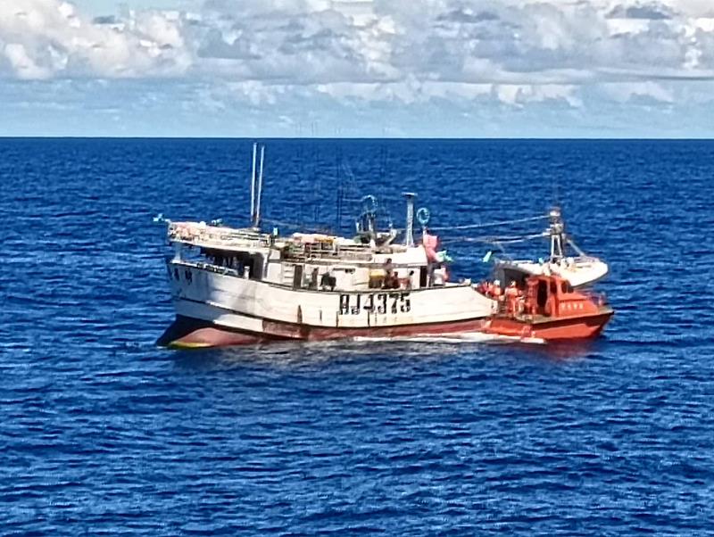 海洋委員會海巡署艦隊分署直屬船隊巡護九號船登檢慰勉我國遠洋作業漁船