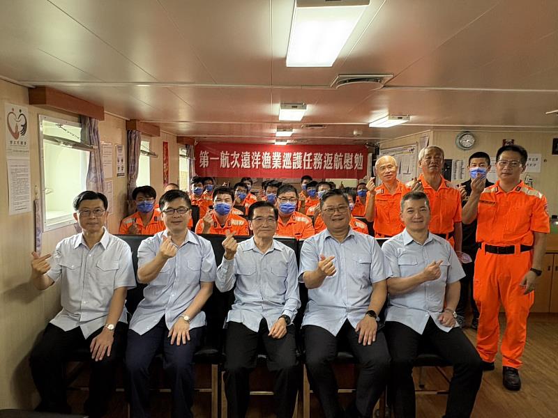 海洋委員會海巡署張忠龍署長與全體執勤同仁合影