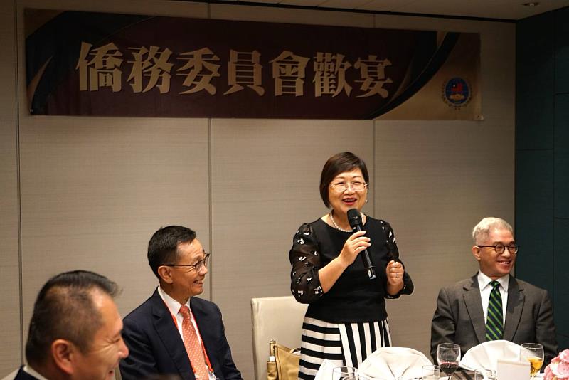 僑委會委員長徐佳青(右2)致詞