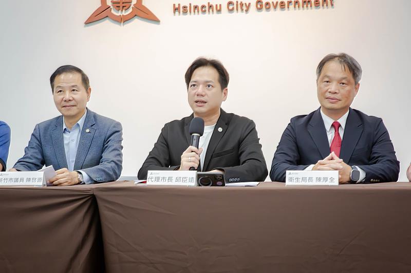 邱臣遠代理市長向市民報告「老幼共好」施政成果。