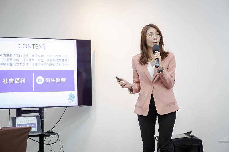 社會處長黃佳婷報告社會福利政策推動情形。