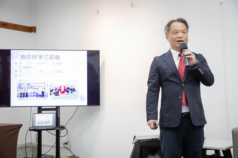 衛生局長陳厚全報告衛生醫療政策推動情形。