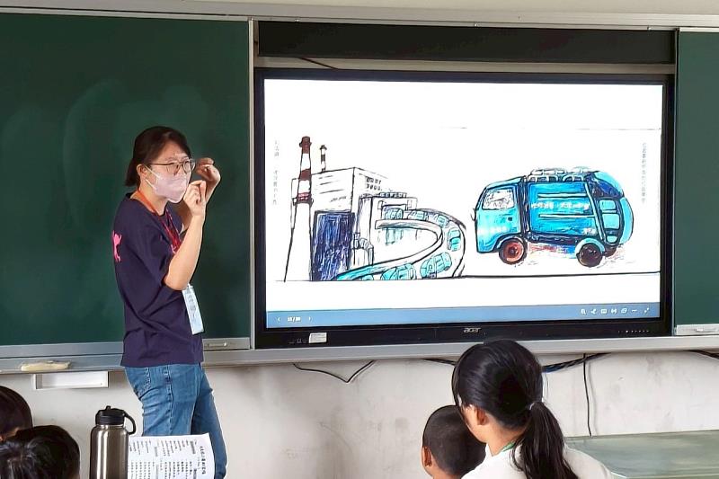 南大師資生利用繪本導讀，讓學童進行垃圾分類實作