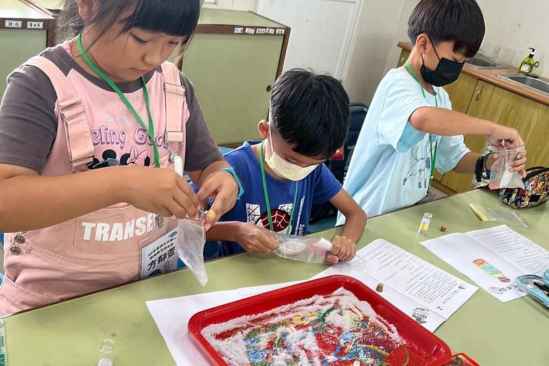 南大USR計畫透過讓學童手作彩鹽瓶，連結在地資源與創意