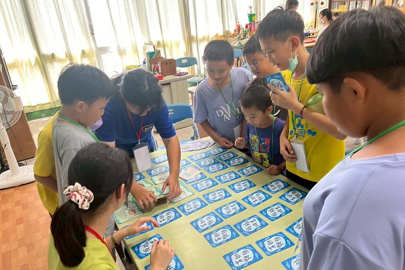南大跨學系師資生透過卡牌遊戲，讓學童學習一起守護永續海洋