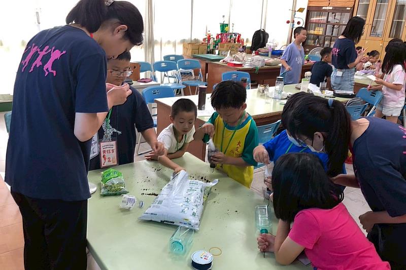 南大為偏鄉而教計畫，以永續概念為核心，讓學童製作屬於自己的小小魚菜共生