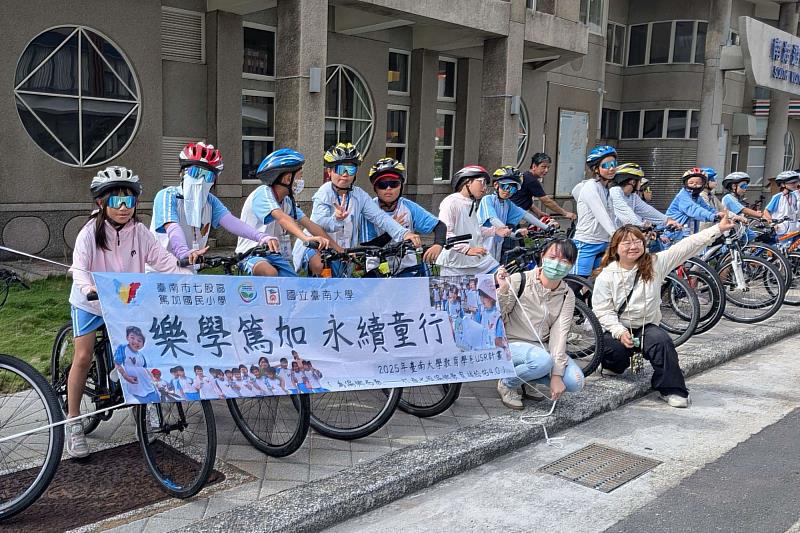 在南大為偏鄉而教的計畫安排中，篤加學生在校長領騎下開啟在澎湖環島30公里的自行車活動