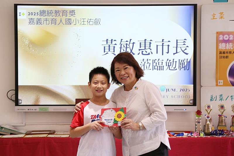 汪佑叡同學致贈黃敏惠市長感謝卡