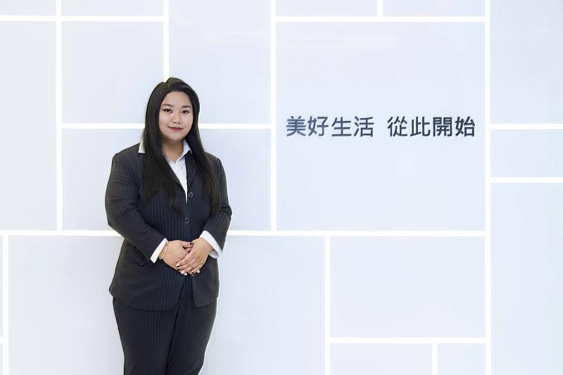 Z世代的陳奕伶在永慶房屋找到工作的成就感與價值,鼓勵年輕人勇於挑戰。