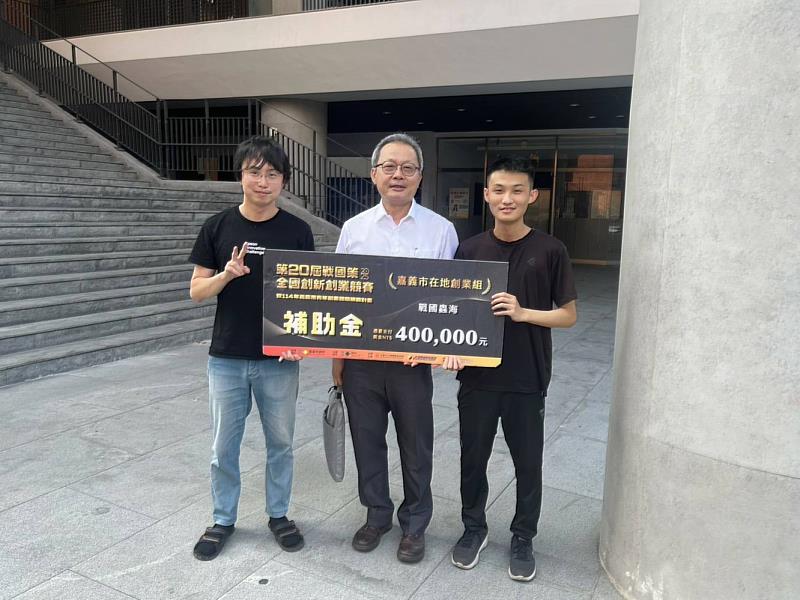 南臺科大智慧健康學院院長張春生與戰國蟲海團隊電機工程系學生林韋成(左一)、生物與食品科技系學生李俊模(右一)之合影「戰國蟲海」團隊成員合影。
