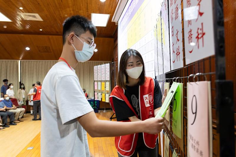 文藻外語大學9日舉辦「114學年度南區五專聯合免試入學現場報到分發」作業，吸引全國優秀國中畢業生到場撕榜。
