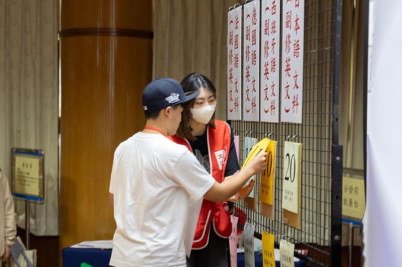 文藻外大舉辦南區五專聯合免試入學現場報到分發現場，考生如願撕下榜單。