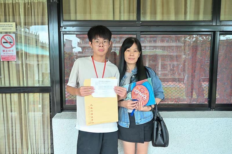 第一位撕下榜單的考生李彥儒(左)如願錄取西班牙語文科