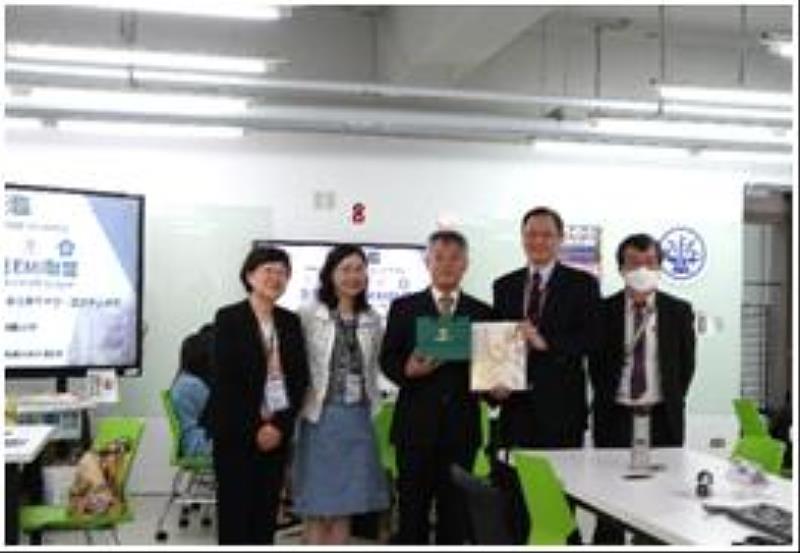 高雄醫學大學醫學院和中國醫藥大學醫學院交接主辦權互贈紀念品。