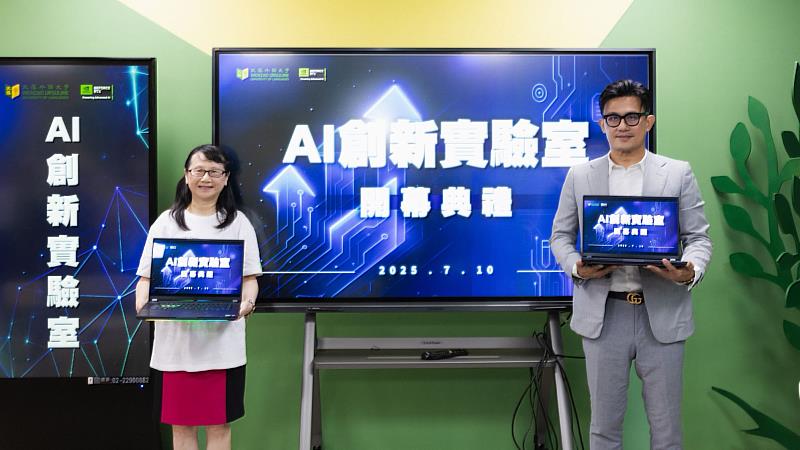 文藻外語大學攜手NVIDIA,啟用「AI創新實驗室」。圖為文藻莊慧玲校長(左)與NVIDIA邾亦為資深協理(右)共同出席開幕式。