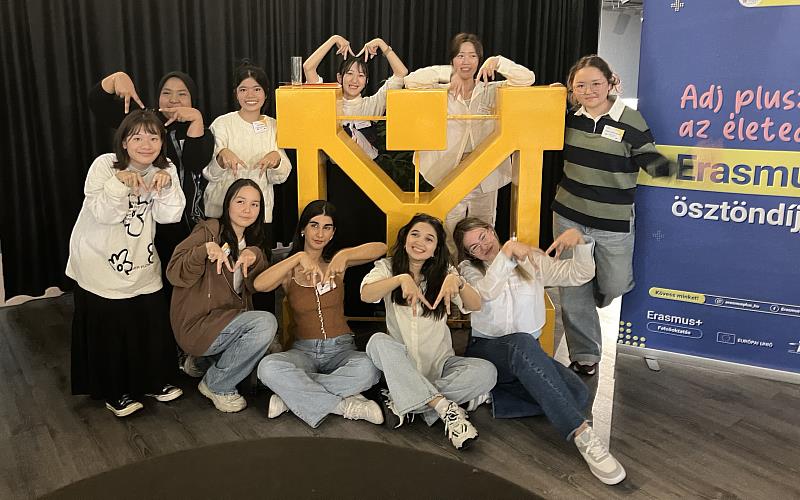 文藻外語大學迄今已與全球340所姊妹校締結合作，每年提供逾600個交換名額，積極拓展學生國際視野。圖為英國語文科學生陳思羽赴匈牙利布達佩斯城市大學交換期間，參與當地交換生迎新活動，體驗多元文化交流。