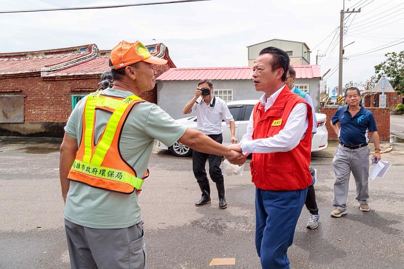 縣市互助嘉縣挺過風災復原 翁章梁送飲料慰勞