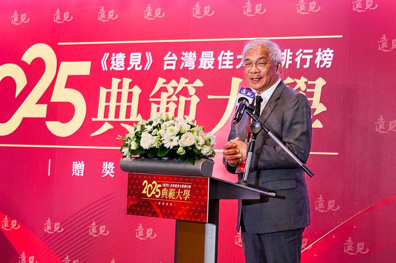 世新大學校長陳清河出席2025《遠見》台灣最佳大學排行榜典範大學贈獎典禮。(世新大學提供)