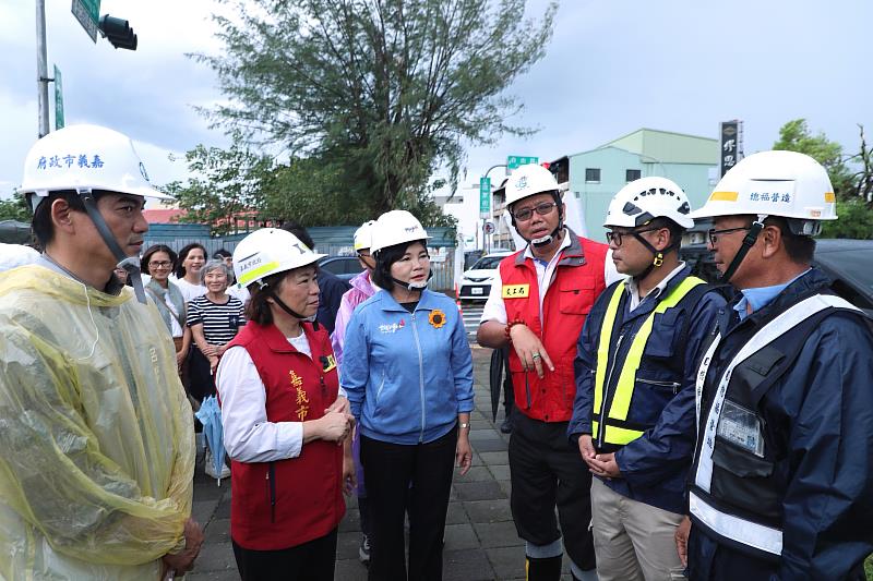 0_黃敏惠市長向張麗善縣長與雲林縣工程團隊致意 (1)