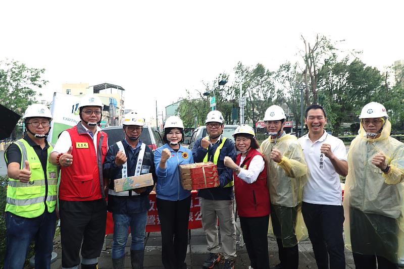 0_黃敏惠市長向張麗善縣長與雲林縣工程團隊致意