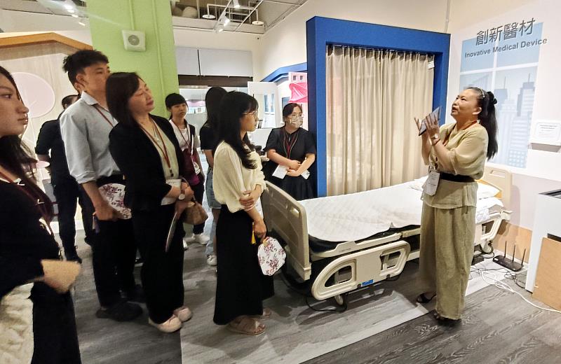 北聯大越南高中生來臺短期華語研習團隊，參觀滙嘉健康AI光纖創新醫材研究中心。