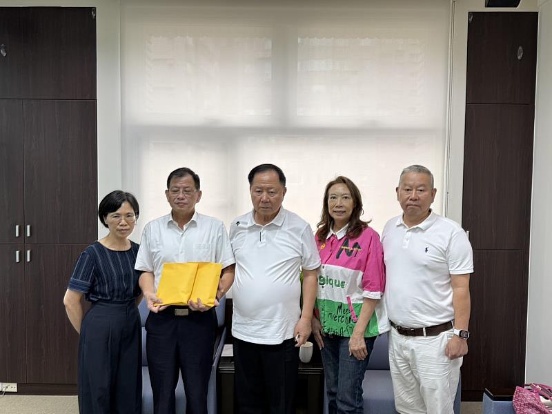 薇閣文教公益基金會董事長李傳洪(左3),赴新北市消防局拜會局長陳崇岳(左2),向2名勇消家屬致上每人30萬慰問金。