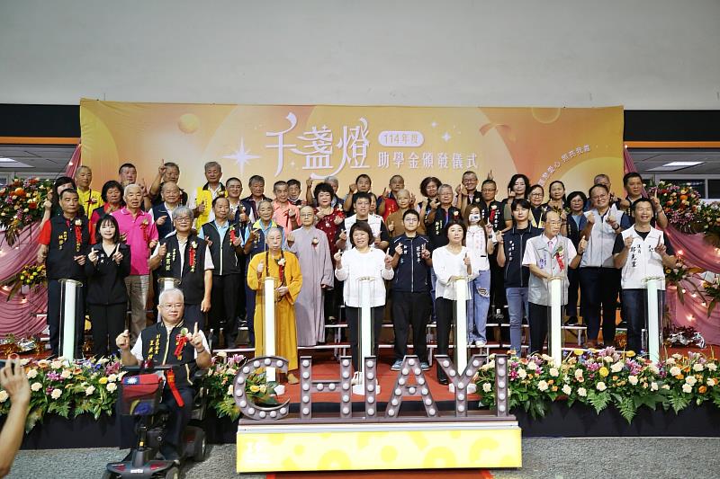 各廟方代表及贊助單位一同點燈合照