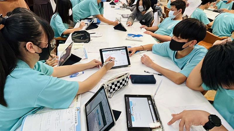 育賢國中老師用平板進行數位教學