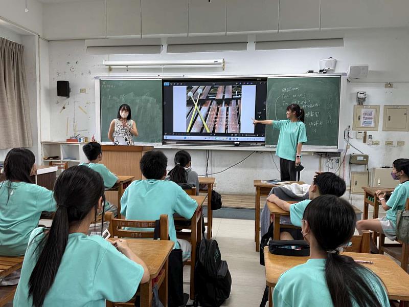 育賢國中老師利用大屏進行教學