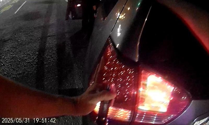 民眾拋錨陷困境 竹市員警暖心協助移車