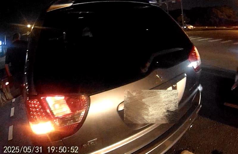 民眾拋錨陷困境 竹市員警暖心協助移車