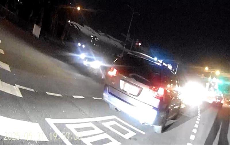 民眾拋錨陷困境 竹市員警暖心協助移車