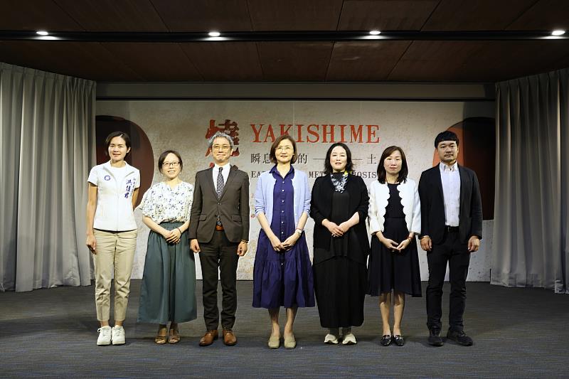 臺日貴賓合影為「燒締－瞬息萬變的土」展覽揭開序幕。